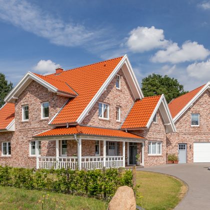 Fantastisch bakstenen huis met Z5 dakpan van Jacobi in oudrood