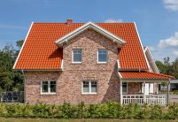 Fantastisch bakstenen huis met Z5 dakpannen van Jacobi met een focus op de zadeldak dakkapel