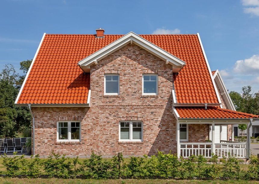 Fantastisch bakstenen huis met Z5 dakpannen van Jacobi met een focus op de zadeldak dakkapel