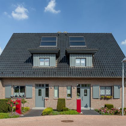 Modern rijtjeshuis met de OVH dakpannen Z5