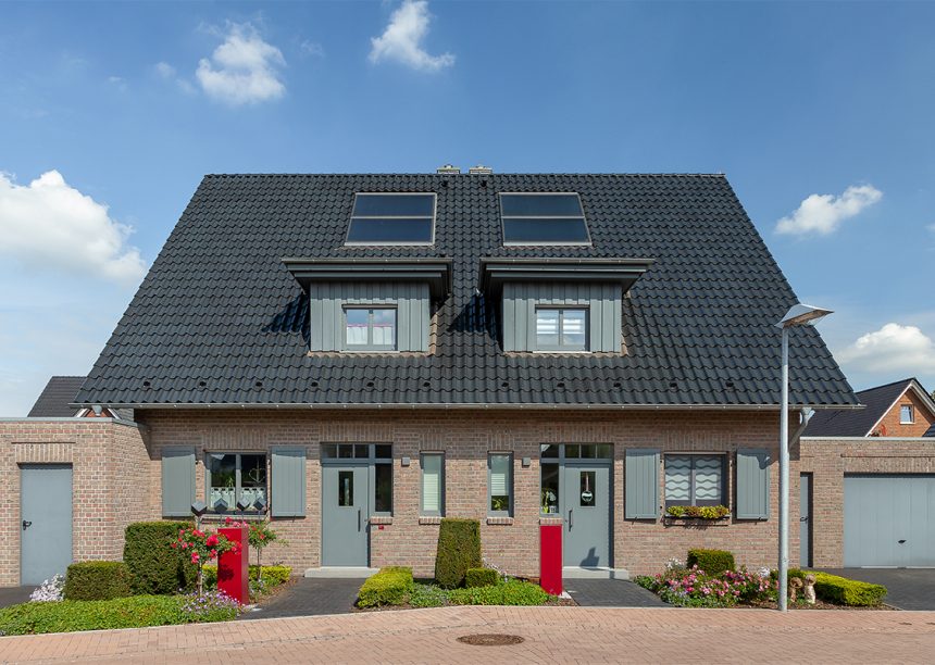 Modern rijtjeshuis met de OVH dakpannen Z5
