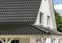 Geweldig Refernenz object met dennengroen dak en carport met voetheup en nok F6v