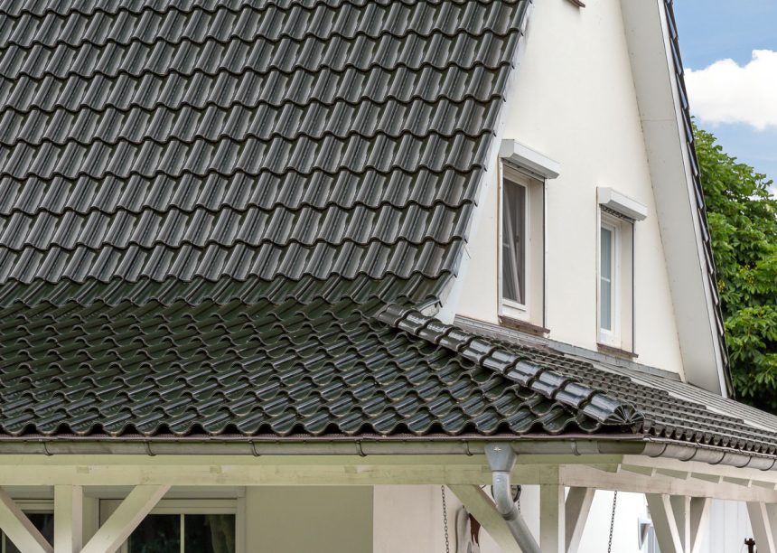 Geweldig Refernenz object met dennengroen dak en carport met voetheup en nok F6v