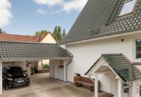 Geweldig Refernenz-object met dennengroen dak en carport met dezelfde dakpan