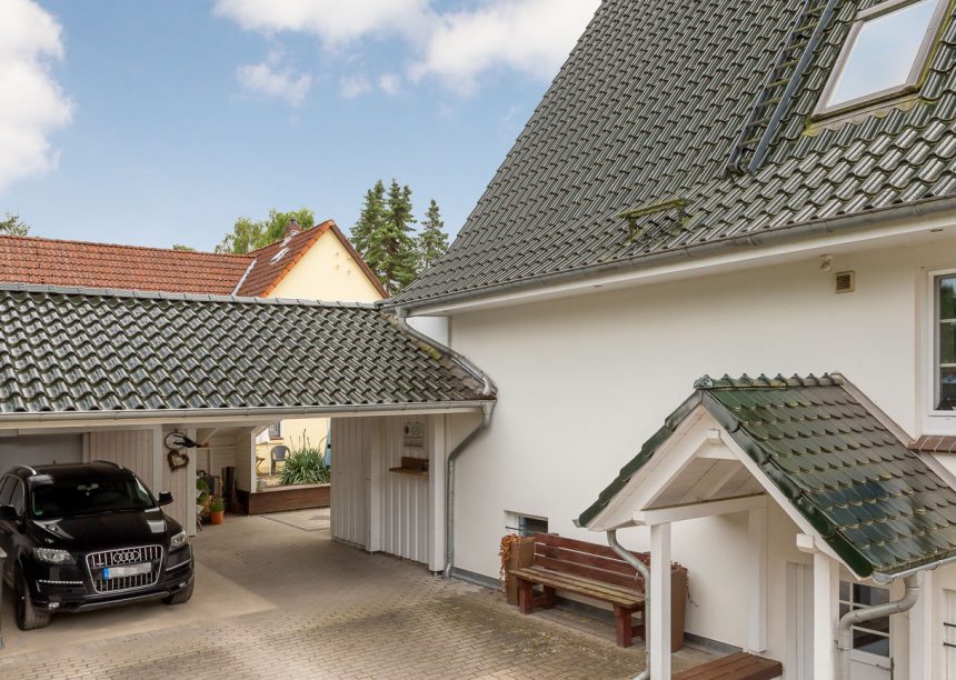 Geweldig Refernenz-object met dennengroen dak en carport met dezelfde dakpan