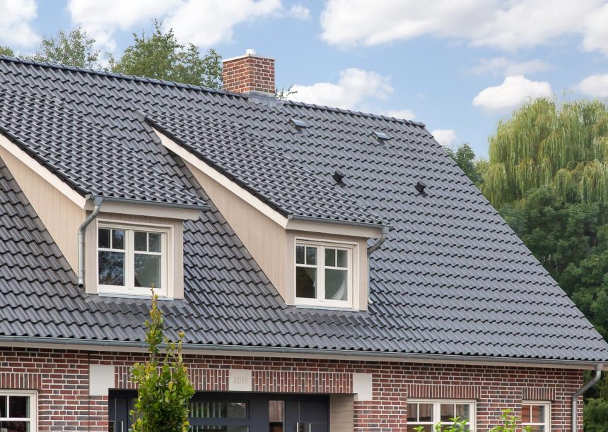 Landhuis met gevel van klinkers, dakkapellen en OVH-dakpan Z5