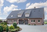 Landhuis met gevel van klinkers, dakkapellen en OVH-dakpan Z5