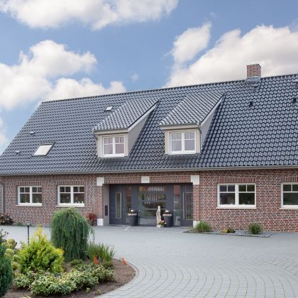 Landhuis met gevel van klinkers, dakkapellen en OVH-dakpan Z5