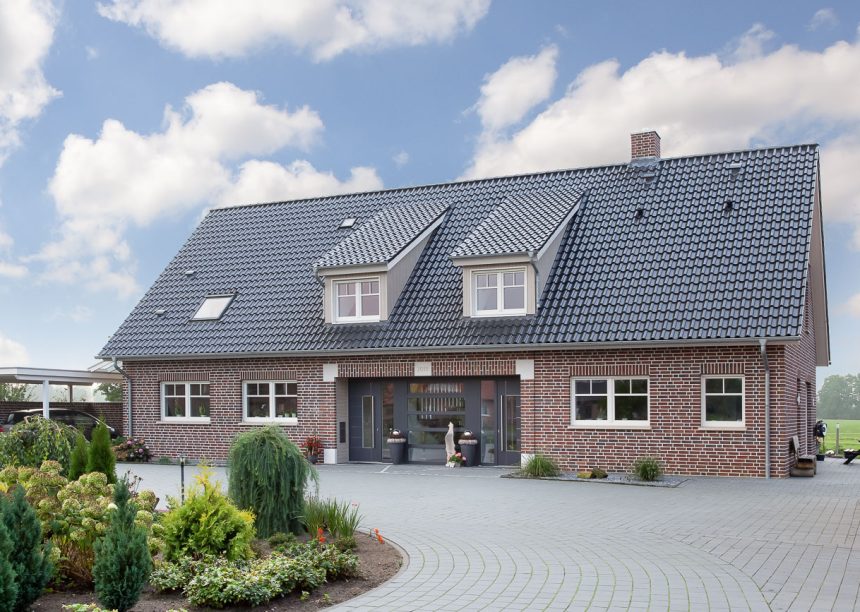 Landhuis met gevel van klinkers, dakkapellen en OVH-dakpan Z5
