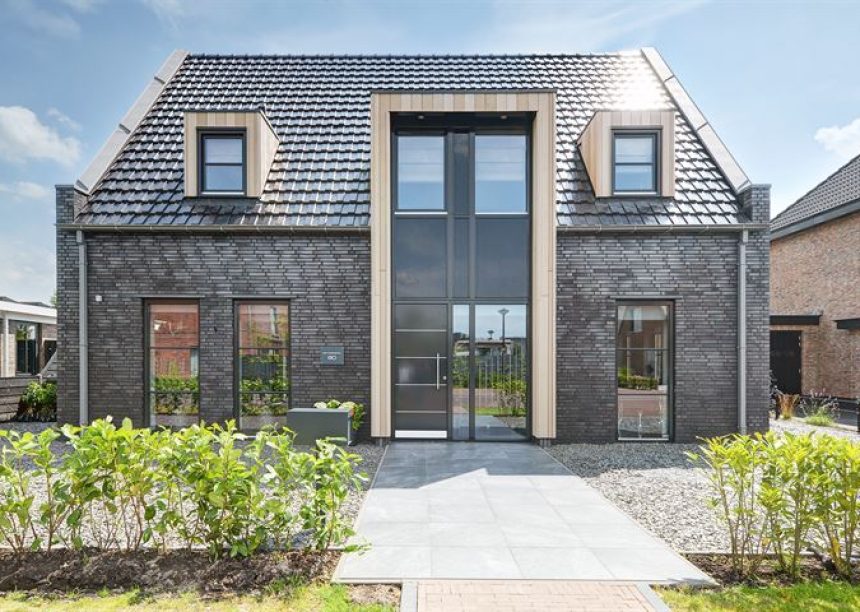Moderne dakpan J160 in de kleur edelspacegrijs op een klinkervilla, gefotografeerd vanaf de voorkant met entree