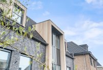 Moderne dakpan J160 in de kleur edelspacegrijs op een klinkervilla. Hier zijn de details van de klinkersteen en dakkapel