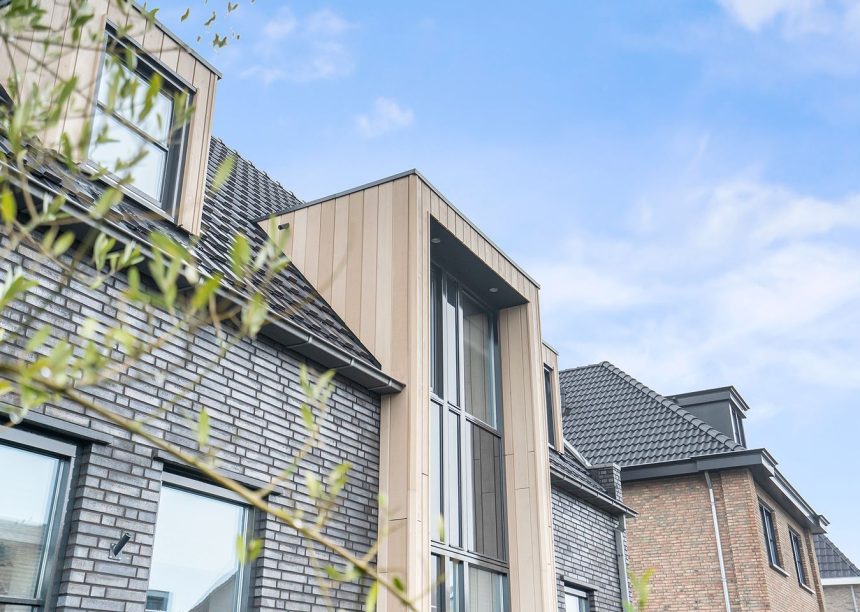 Moderne dakpan J160 in de kleur edelspacegrijs op een klinkervilla. Hier zijn de details van de klinkersteen en dakkapel