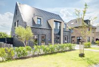 Moderne dakpan J160 in edelspacegrijs op een moderne klinkervilla. de hoekige J160 met zijn glinsterende oppervlak geeft het referentieobject in grijstinten een hoogwaardige glans.