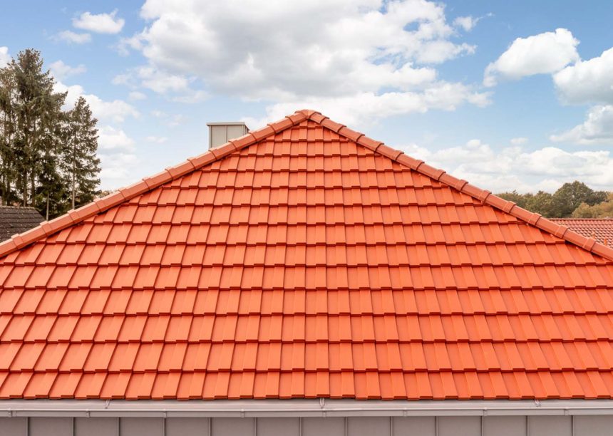 Prachtig dakbeeld van een eengezinswoning gedekt met moderne dakpan J160 in oudrood