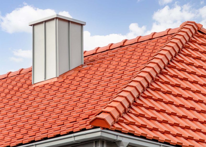 Focus op de helling van een eengezinswoning bedekt met moderne dakpan J160 in oudrood