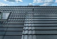 Gerenoveerd huis met serre en stijlvolle J160-PV geïntegreerde solarmodule met details van de niet-keramische accessoires sanitaire ventilator en vorst F21