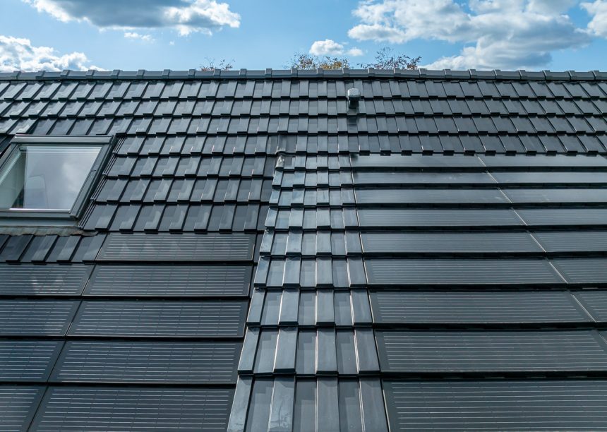 Gerenoveerd huis met serre en stijlvolle J160-PV geïntegreerde solarmodule met details van de niet-keramische accessoires sanitaire ventilator en vorst F21