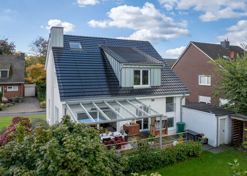 160 PV huis met serre. Gerenoveerd huis met serre en stijlvol PV-daksysteem met uitzicht op de tuin