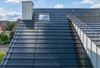 Gerenoveerd huis met serre en stijlvol PV-daksysteem met focus op keramisch bermaccessoire