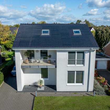 Deze gerenoveerde woning valt op door zijn lichte en uitnodigende serre, die zorgt voor een naadloze overgang naar de tuin. De stijlvolle J160-PV geïntegreerde solarmodule zijn niet alleen een visueel hoogtepunt, maar ook een bijdrage aan een duurzame energievoorziening.