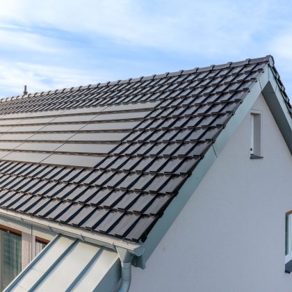 Edelspacegrijze moderne dakpan J160  met JJ160-PV geïntegreerde solarmodule met gevelpannen.