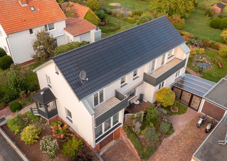 Eldelspacegrijze moderne dakpan met J160-PV geïntegreerde solarmodule gefotografeerd met een drone.