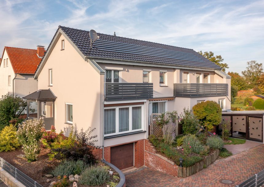 Eldelspacegrijze moderne dakpan J160 met J160-PV geïntegreerde solarmodule op een gerenoveerd woongebouw.