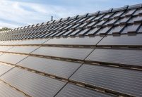 Detailaanzicht van Eldelspacegrijze moderne dakpan met J160-PV geïntegreerde solarmodule