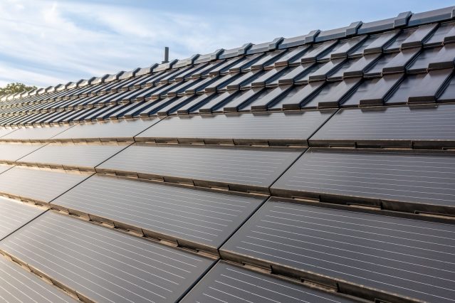Detailaanzicht van Eldelspacegrijze moderne dakpan met J160-PV geïntegreerde solarmodule