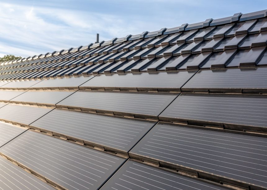 Detailaanzicht van Eldelspacegrijze moderne dakpan met J160-PV geïntegreerde solarmodule