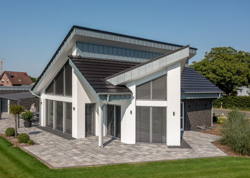 Tuinaanzicht van dakdetails van architectenwoning met lessenaarsdak en vlakke dakpan in edelnero