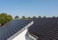 Dakdetails van architectenwoning met lessenaarsdak en vlakke dakpannen in edelnero