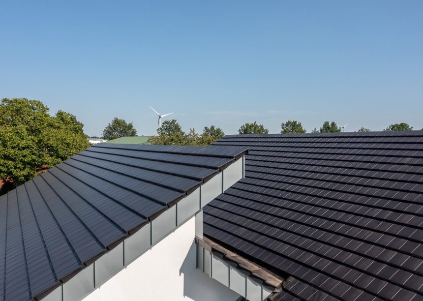 Dakdetails van architectenwoning met lessenaarsdak en vlakke dakpannen in edelnero
