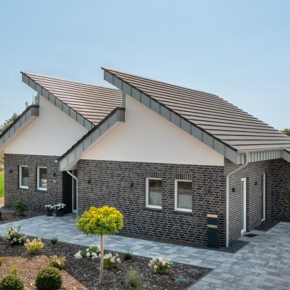 Architectenhuis met lessenaarsdak en vlakke dakpannen in edelnero
