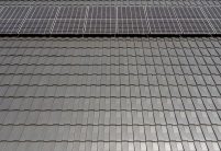 Altschwarze J160-Dachfläche mit PV-Aufdachanlage mit Solarträger mit Alugrundpfanne sowie Solardurchlassziegel aus unserem Zubehör. Objekt Musikschule Turbine 19 in Wernigerode.