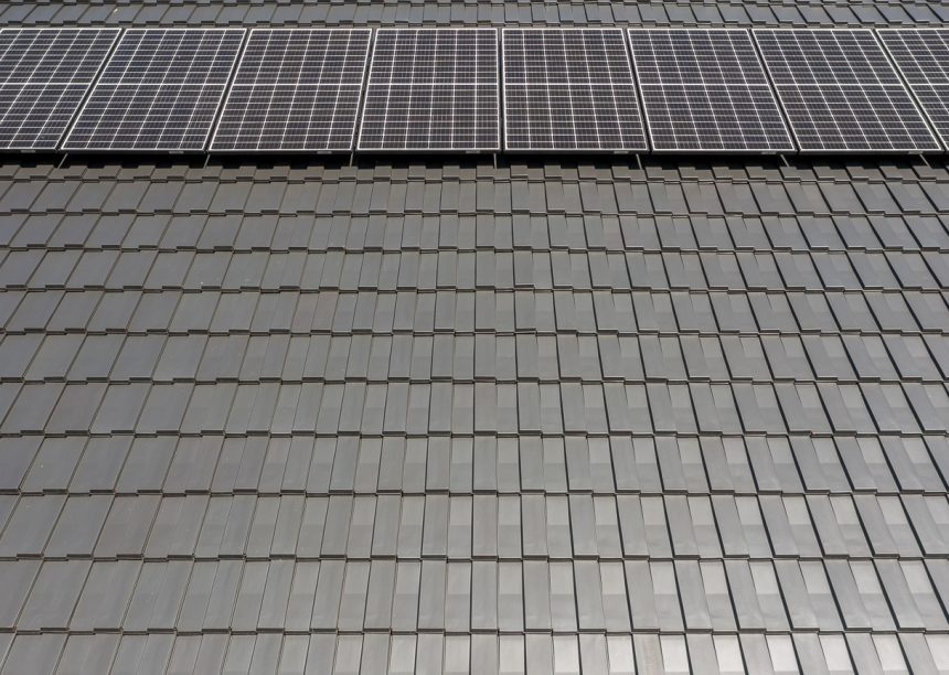 Altschwarze J160-Dachfläche mit PV-Aufdachanlage mit Solarträger mit Alugrundpfanne sowie Solardurchlassziegel aus unserem Zubehör. Objekt Musikschule Turbine 19 in Wernigerode.