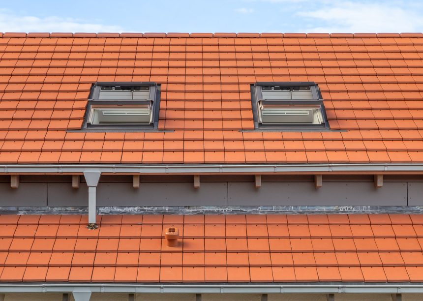Modern huis met moderne, natuurrode Stylist dakpan met focus op het zadeldak onderbroken in het midden