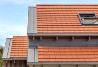 Modern huis met moderne, natuurrode Stylist dakpan met focus op de zijdelingse dakafwerking