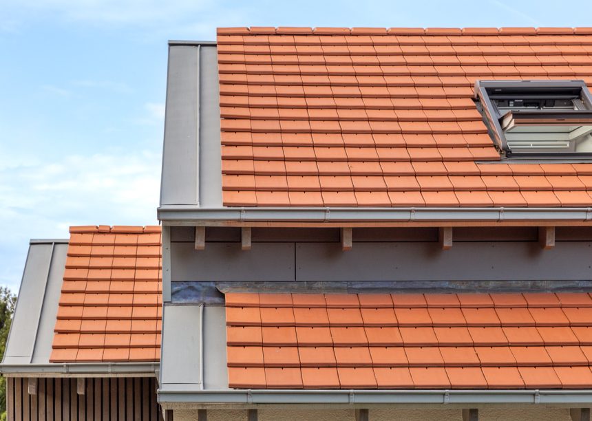 Modern huis met moderne, natuurrode Stylist dakpan met focus op de zijdelingse dakafwerking