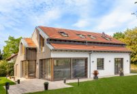 Trendy vrijstaand huis met Stylist vlakke dakpan in natuurrood op het dak