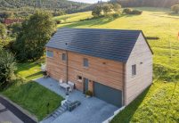 Produceer elektriciteit in stijl met de technologie van Autarq. Dit is een fantastisch onder architectuur ontworpen huis met een geïntegreerde garage en prachtig gecoördineerde voordeur.