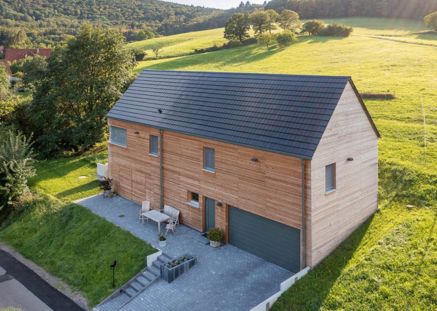 Produceer elektriciteit in stijl met de technologie van Autarq. Dit is een fantastisch onder architectuur ontworpen huis met een geïntegreerde garage en prachtig gecoördineerde voordeur.