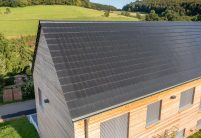 Produceer elektriciteit in stijl met technologie van Autarq. Dit is een geweldig huis van een architect met details uit de gevel.