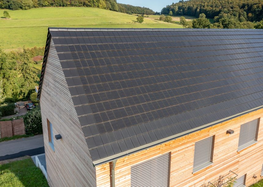 Produceer elektriciteit in stijl met technologie van Autarq. Dit is een geweldig huis van een architect met details uit de gevel.