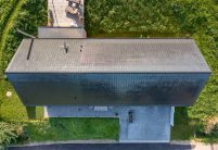 Stijlvol elektriciteit opwekken met technologie van Autarq hier een geweldig architectenhuis vanuit vogelperspectief.