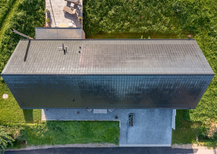 Stijlvol elektriciteit opwekken met technologie van Autarq hier een geweldig architectenhuis vanuit vogelperspectief.