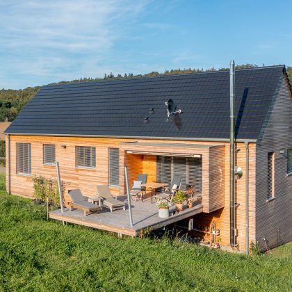 Produceer elektriciteit in stijl met technologie van Autarq. Dit is een geweldig huis voor architecten met uitzicht op het terras.