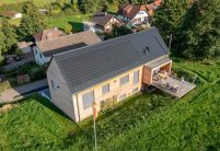 Stijlvol elektriciteit opwekken met technologie van Autarq. Dit is een geweldige architectenwoning met een houten gevel.