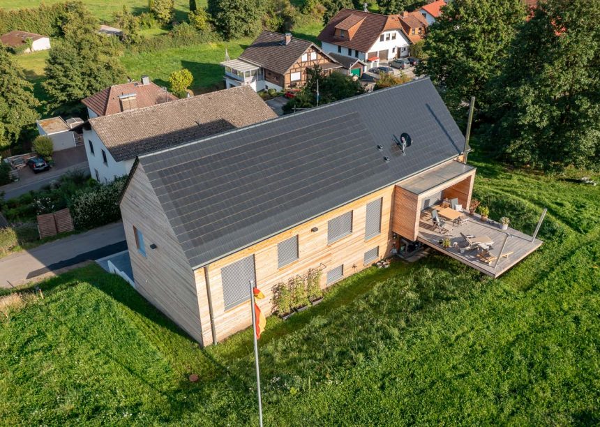 Stijlvol elektriciteit opwekken met technologie van Autarq. Dit is een geweldige architectenwoning met een houten gevel.
