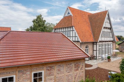 Solarziegel Stylist-PV mit Autarq auf Scheune mit Fachwerk und Klinkerfassade.